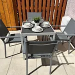3 Bedroom - 2 Bathroom Townhouse In Corstorphine Near Murrayfield Stadium - Direct Bus To Edinburgh City Centre In 20 Minutes - Two Private Parking Spaces - Private Sunny Garden - Recently Refurbished