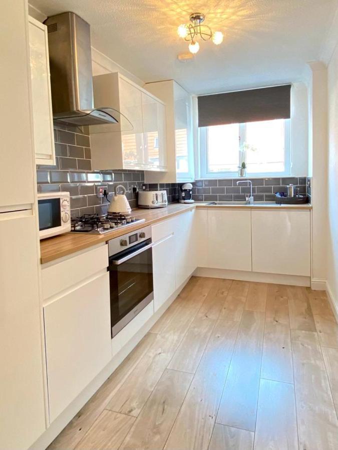3 Bedroom - 2 Bathroom Townhouse In Corstorphine Near Murrayfield Stadium - Direct Bus To Centre In 20 Minutes - Two Private Parking Spaces - Private Sunny Garden - Recently Refurbished Edinburgh