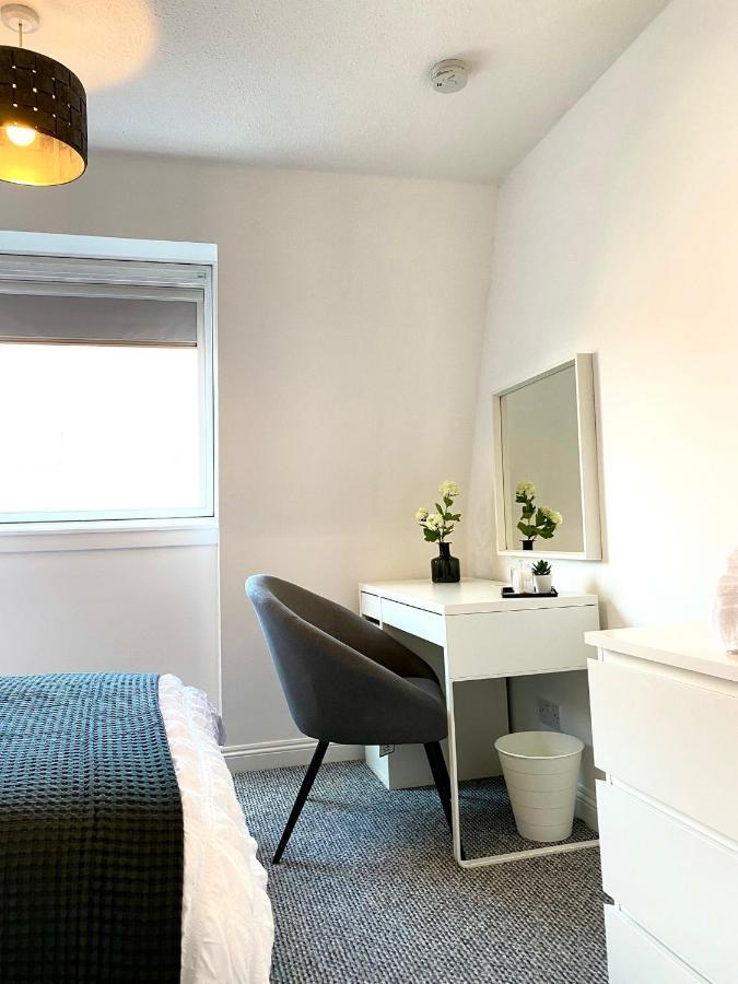 Vakantiehuis 3 Bedroom - 2 Bathroom Townhouse In Corstorphine Near Murrayfield Stadium - Direct Bus To Centre In 20 Minutes - Two Private Parking Spaces - Private Sunny Garden - Recently Refurbished Edinburgh