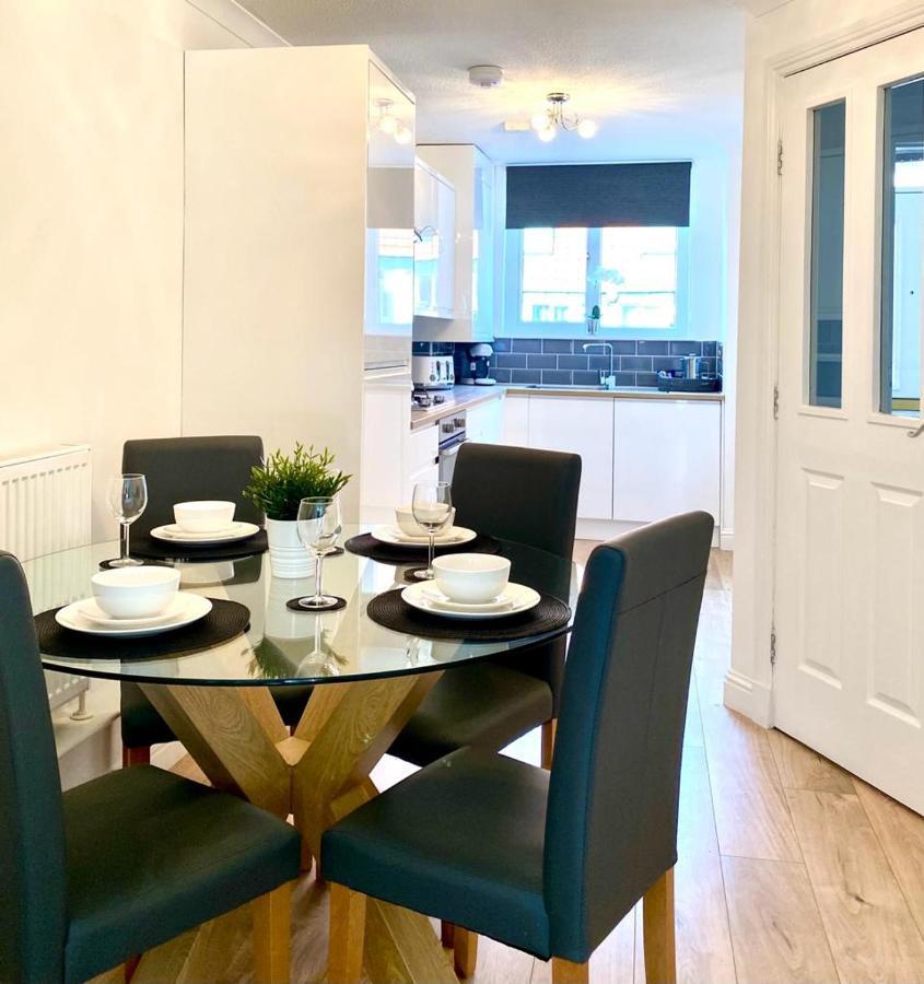 3 Bedroom - 2 Bathroom Townhouse In Corstorphine Near Murrayfield Stadium - Direct Bus To Centre In 20 Minutes - Two Private Parking Spaces - Private Sunny Garden - Recently Refurbished Vakantiehuis