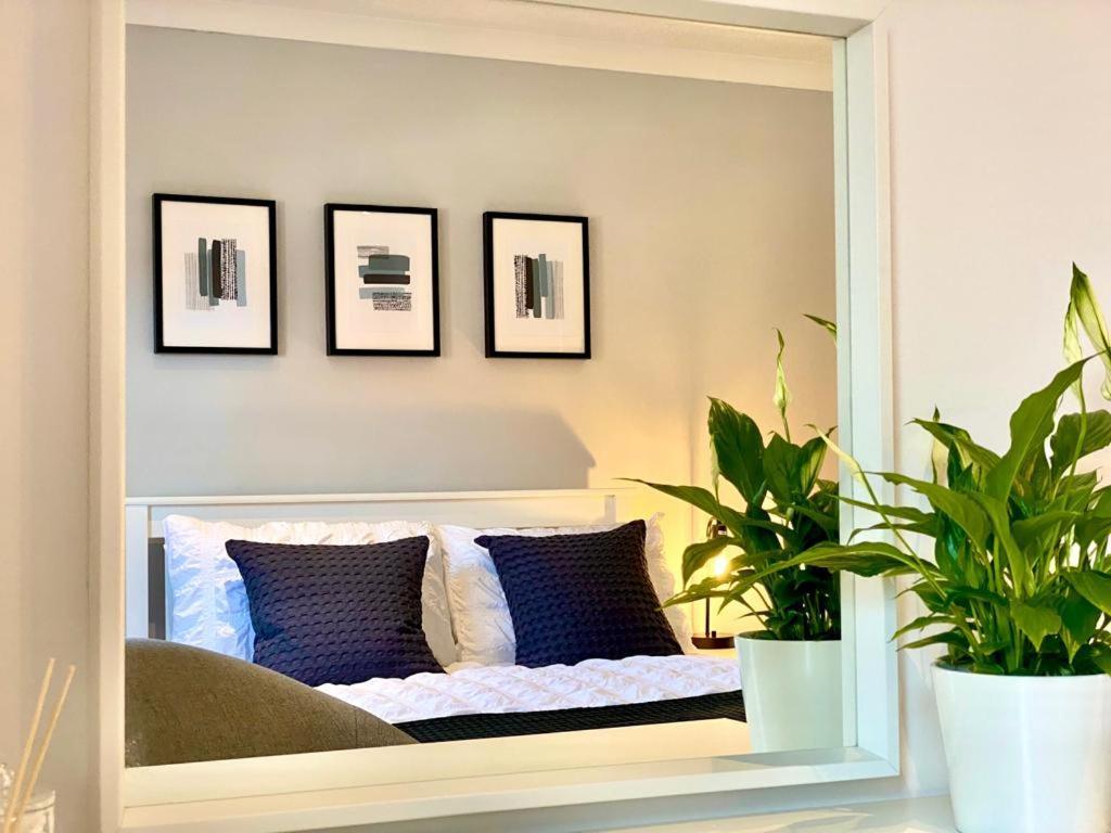 Vakantiehuis 3 Bedroom - 2 Bathroom Townhouse In Corstorphine Near Murrayfield Stadium - Direct Bus To Centre In 20 Minutes - Two Private Parking Spaces - Private Sunny Garden - Recently Refurbished *