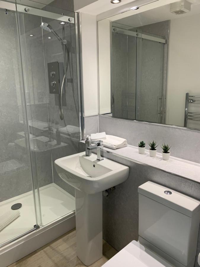 Vakantiehuis 3 Bedroom - 2 Bathroom Townhouse In Corstorphine Near Murrayfield Stadium - Direct Bus To Centre In 20 Minutes - Two Private Parking Spaces - Private Sunny Garden - Recently Refurbished
