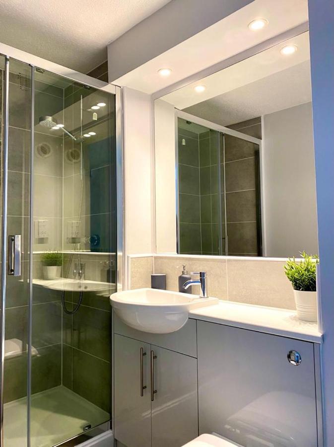 3 Bedroom - 2 Bathroom Townhouse In Corstorphine Near Murrayfield Stadium - Direct Bus To Centre In 20 Minutes - Two Private Parking Spaces - Private Sunny Garden - Recently Refurbished Edinburgh