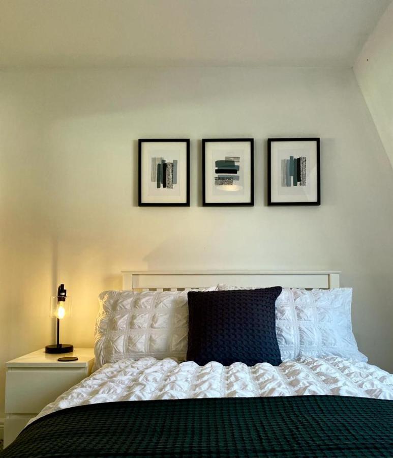 3 Bedroom - 2 Bathroom Townhouse In Corstorphine Near Murrayfield Stadium - Direct Bus To Centre In 20 Minutes - Two Private Parking Spaces - Private Sunny Garden - Recently Refurbished Vakantiehuis *