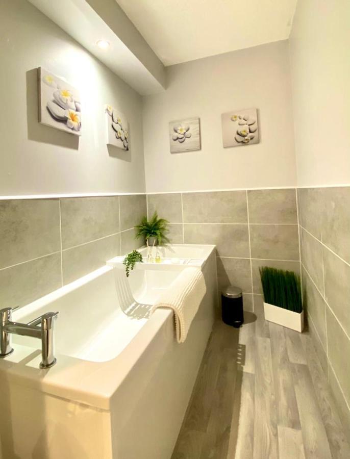 Vakantiehuis 3 Bedroom - 2 Bathroom Townhouse In Corstorphine Near Murrayfield Stadium - Direct Bus To Centre In 20 Minutes - Two Private Parking Spaces - Private Sunny Garden - Recently Refurbished *