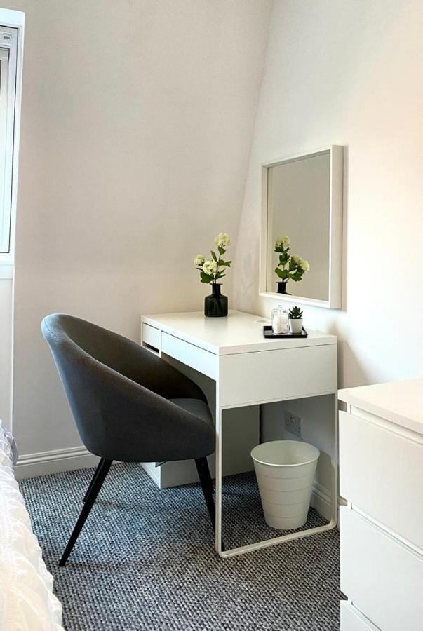 3 Bedroom - 2 Bathroom Townhouse In Corstorphine Near Murrayfield Stadium - Direct Bus To Centre In 20 Minutes - Two Private Parking Spaces - Private Sunny Garden - Recently Refurbished * Edinburgh