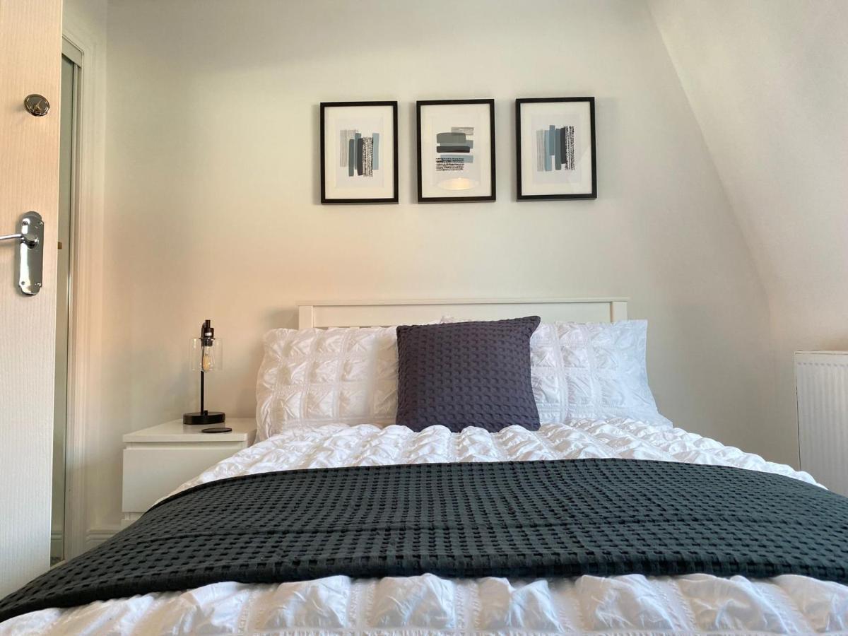 3 Bedroom - 2 Bathroom Townhouse In Corstorphine Near Murrayfield Stadium - Direct Bus To Centre In 20 Minutes - Two Private Parking Spaces - Private Sunny Garden - Recently Refurbished * Edinburgh