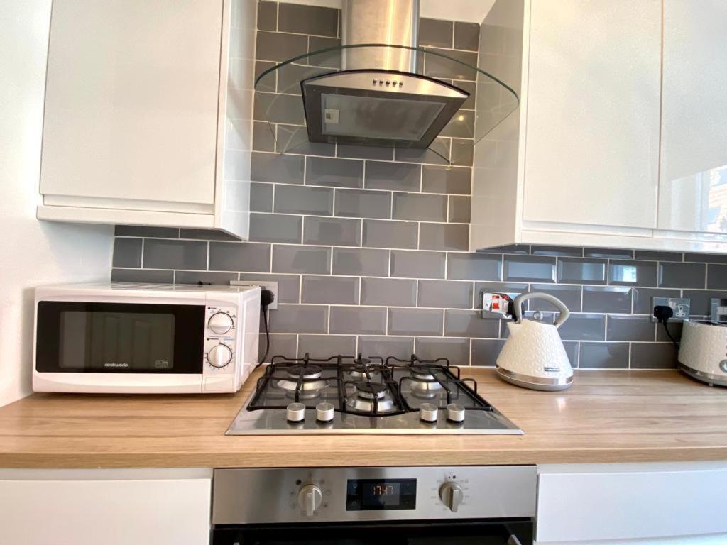 3 Bedroom - 2 Bathroom Townhouse In Corstorphine Near Murrayfield Stadium - Direct Bus To Centre In 20 Minutes - Two Private Parking Spaces - Private Sunny Garden - Recently Refurbished Edinburgh