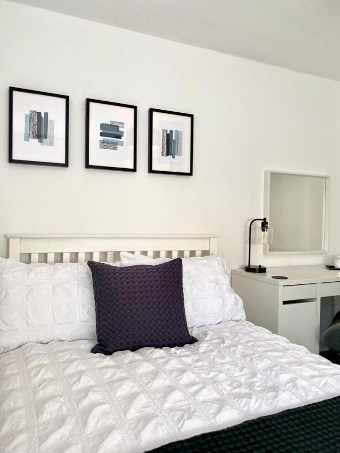 3 Bedroom - 2 Bathroom Townhouse In Corstorphine Near Murrayfield Stadium - Direct Bus To Centre In 20 Minutes - Two Private Parking Spaces - Private Sunny Garden - Recently Refurbished Vakantiehuis Edinburgh
