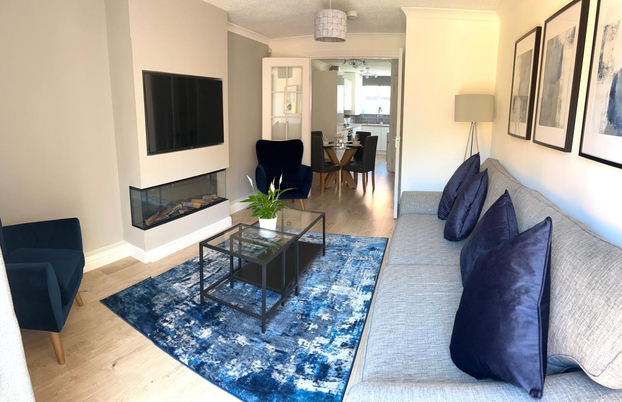 3 Bedroom - 2 Bathroom Townhouse In Corstorphine Near Murrayfield Stadium - Direct Bus To Centre In 20 Minutes - Two Private Parking Spaces - Private Sunny Garden - Recently Refurbished Vakantiehuis