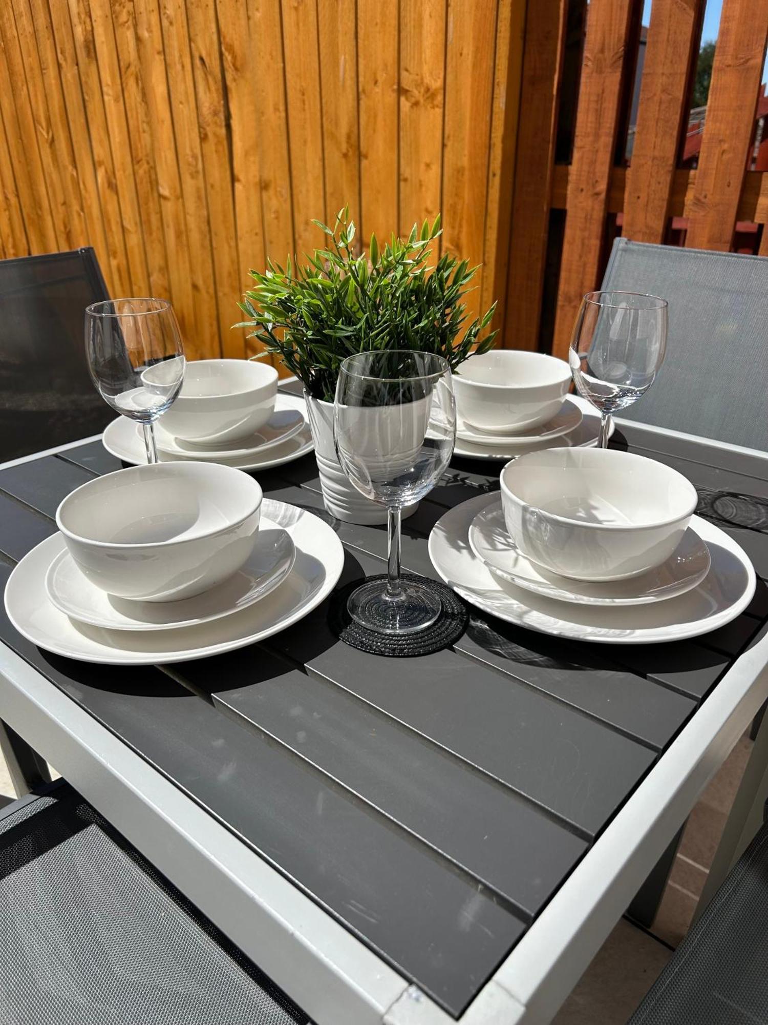 Vakantiehuis 3 Bedroom - 2 Bathroom Townhouse In Corstorphine Near Murrayfield Stadium - Direct Bus To Centre In 20 Minutes - Two Private Parking Spaces - Private Sunny Garden - Recently Refurbished