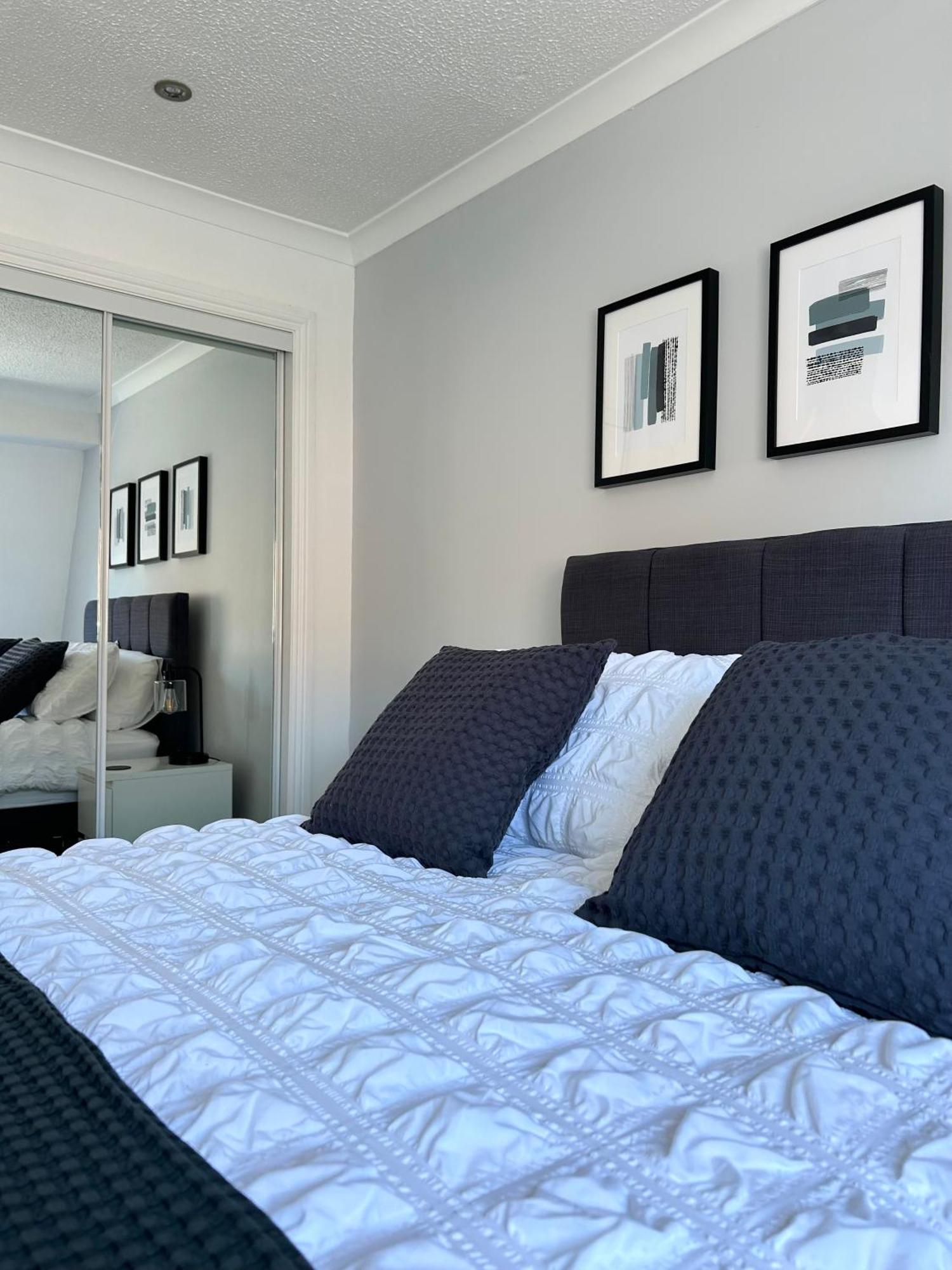 Vakantiehuis 3 Bedroom - 2 Bathroom Townhouse In Corstorphine Near Murrayfield Stadium - Direct Bus To Centre In 20 Minutes - Two Private Parking Spaces - Private Sunny Garden - Recently Refurbished Edinburgh