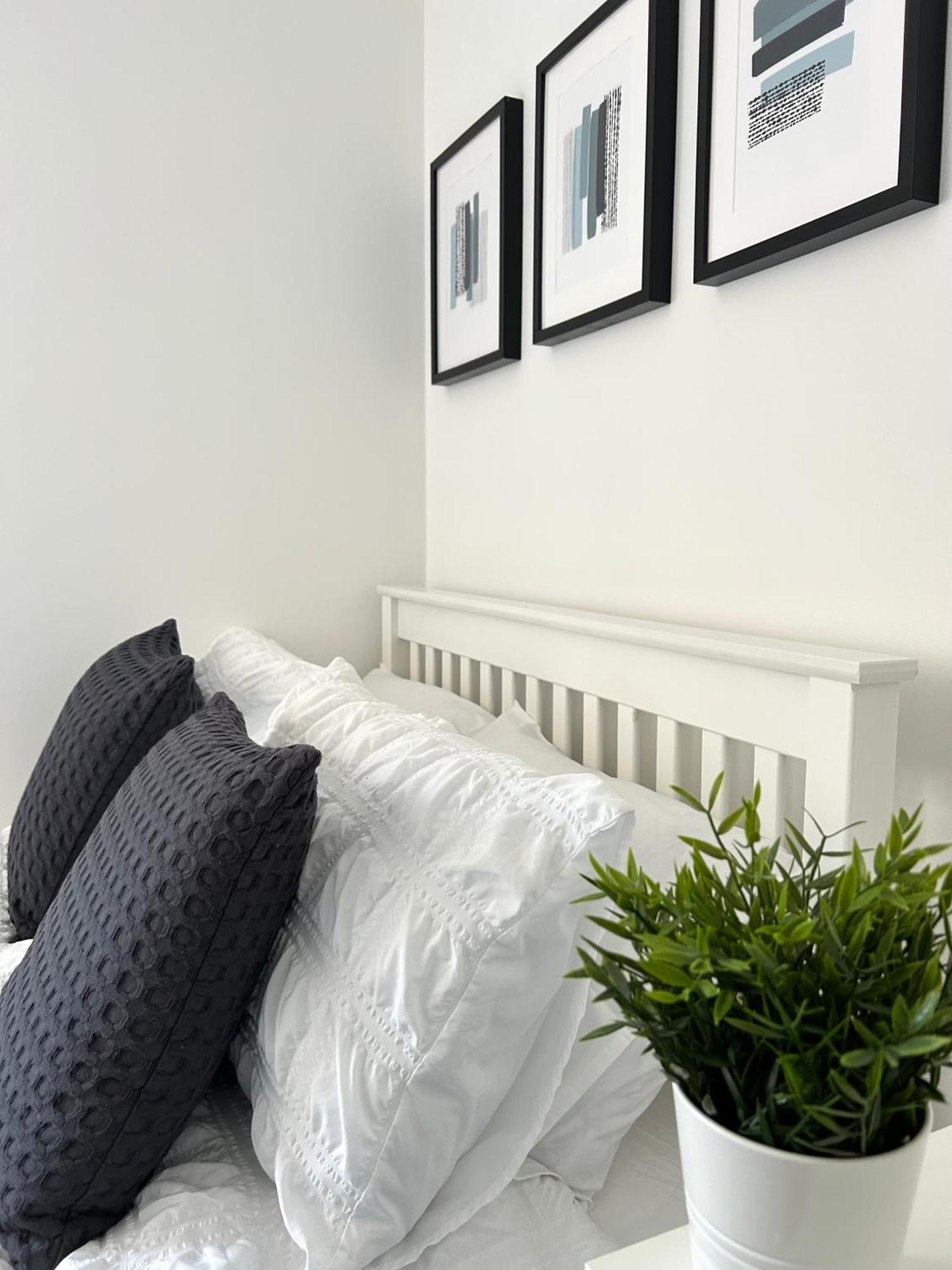 3 Bedroom - 2 Bathroom Townhouse In Corstorphine Near Murrayfield Stadium - Direct Bus To Centre In 20 Minutes - Two Private Parking Spaces - Private Sunny Garden - Recently Refurbished Vakantiehuis Edinburgh